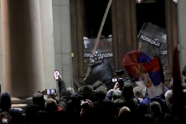 Demonstrators attempt to enter the town hall kkiqqqidrritvls
